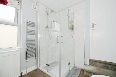 BATHROOM 02.jpg