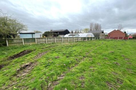 Land to side beyond fence.jpg