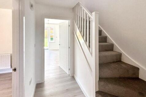 Bright, clean entrance hallway with light wood-...