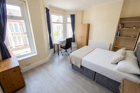 4 bed terraced house to rent Australia Road, Galb