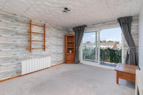 Large sitting room with balcony