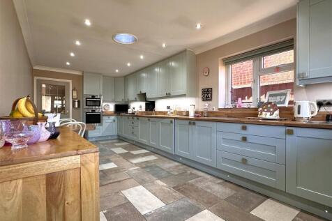 Extensive Modern Kitchen 974