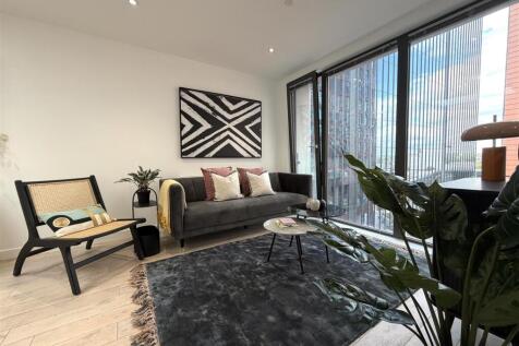 Living Room pic 2.jpeg