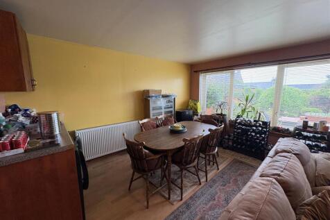 FAMILY ROOM/DINING ROOM