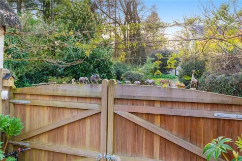 Dbl Gates To Rear