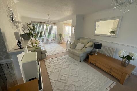 L-SHAPED LIVING ROOM 24'4 x 11'5>17'9