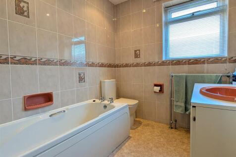 EN SUITE BATHROOM/WC