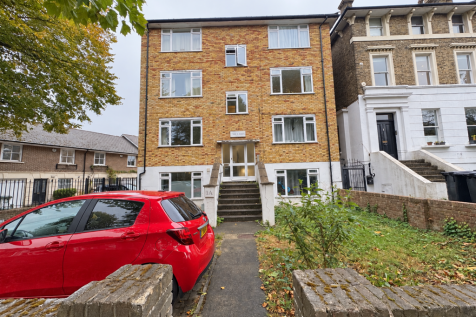 2-bed flat on Wickham Road, £2,100/mo