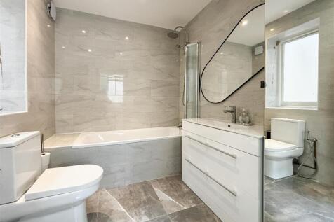 en-suite bathroom (1 of 1).jpg