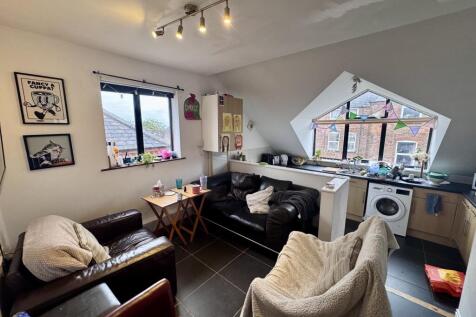 5-bed flat on *148 PPPW* Arthur Street, Aboretum, NG7, £3,207/mo