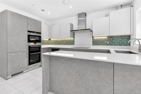 Queenswood Crescent, Englefield Green, Egham, Surrey, TW20 photo 3
