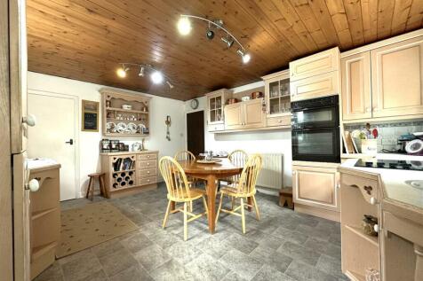 Extensive Kitchen Space 830