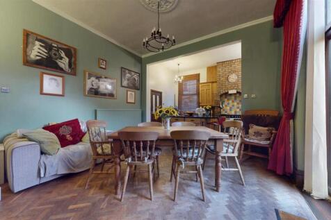 Laurel Road, Dining Area