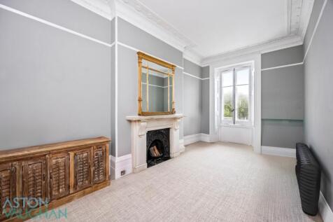 3-bed flat on Lewes Crescent, Brighton, £2,750/mo