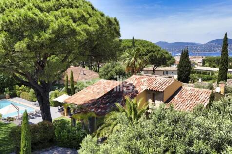 Villa with pool and landscaped garden