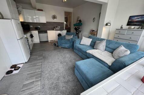 KITCHEN/LOUNGE