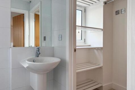 Bathroom/Walk-In Wardrobe