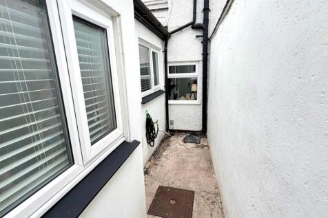 REAR ENCLOSED COURTYARD