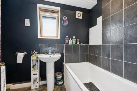 10b Tooting High Street SW17 0RG bathroom 1.jpg