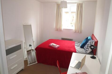 Bright, tidy double bedroom with a comfy red-co...