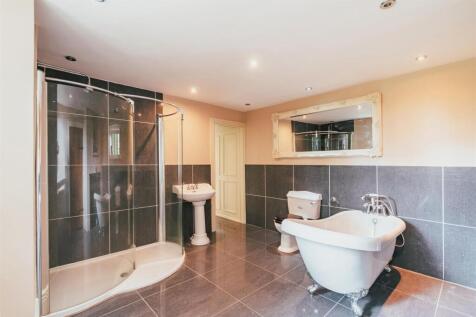 Master En-Suite Bathroom