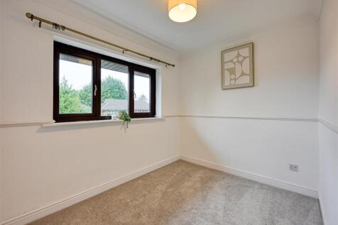 15 Midhurst Grove, Tettenhall photo 2