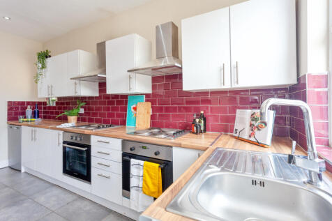 10 Buckingham Mount, Hyde Park, Leeds, LS6 1DN photo 4