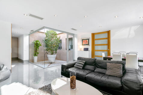 Modern town-house with interesting details in Llucmajor 