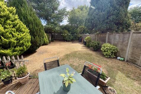 Laburnum Close, Ferndown photo 3