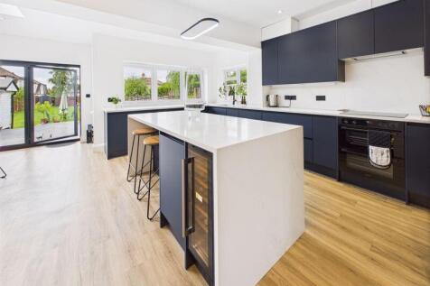 5-bed detached on Buxton Lane, Caterham - £3400pcm, £3,400/mo