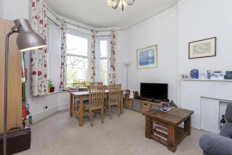 Greencroft Gardens 99 F4 new hi living room.jpg