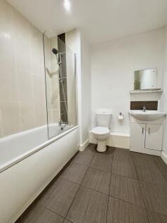 Main Bathroom 