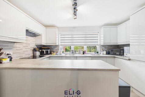 Move-in ready two-bedroom flat plus home office, 