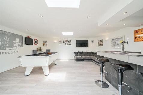 Garden Bar / Games Room
