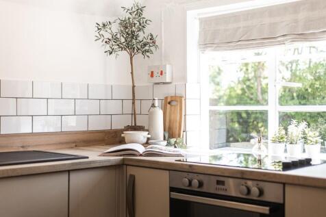 White Cottage Hou...