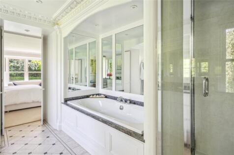 En Suite Bath/Shower