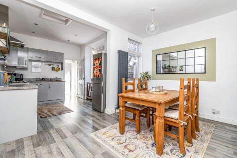 Kitchen/ Dining Room