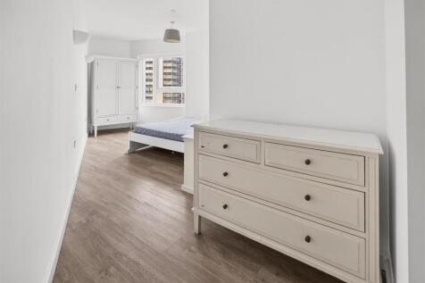 To Let  3 Bedroom Flat Balcony CR0  www.islingtonp