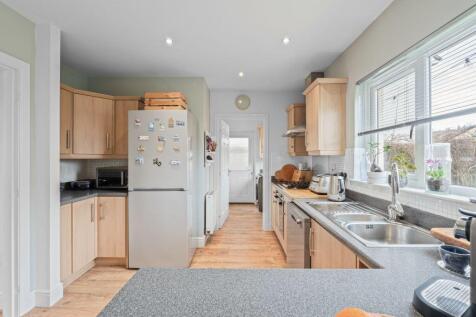 4 bed, 3 bath Detached in Leeds - Photo 6