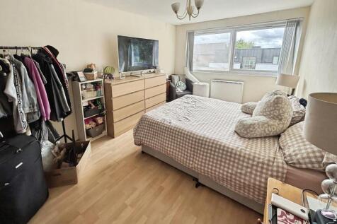 Carlton Close, Upminster, RM14 photo 4