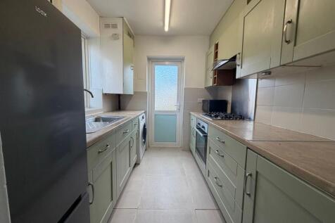 Glenfield Road, Ashford, TW15 photo 3