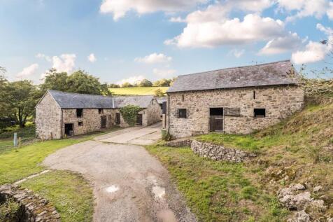 Drive approaching outbuildings.jpg