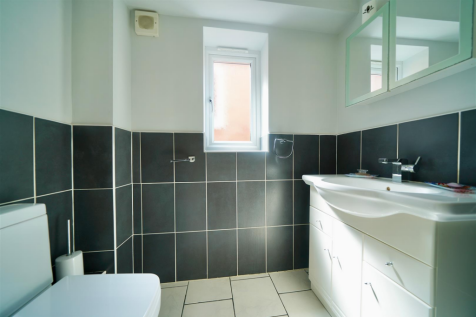 W.C ground floor.png