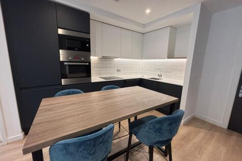 2-bed flat on Vita Living Apartments, £2,400/mo