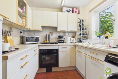 EweMove Estate Agents Basingstoke - Brookvale Clos
