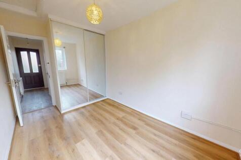 7-Long-Meadow-Close-12082025_143740_defurnished