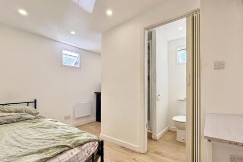 Bright double bedroom with modern en-suite...