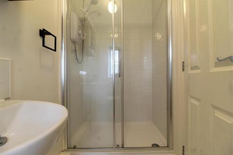 10 Ensuite Shower Room 2.JPG