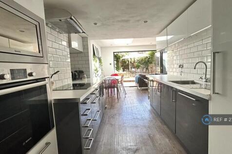 Modern Fully Fitted Kitchen With Bosch Induction