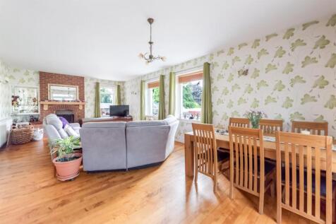 5 bed, 3 bath Detached in Cardiff - Photo 4